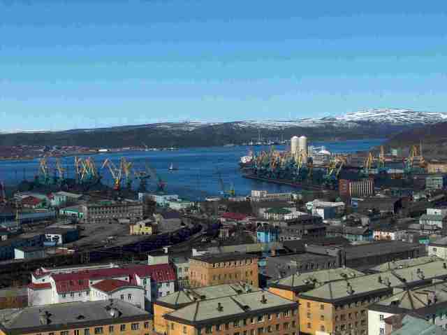 Onko Murmanskin satama Suomen tuleva portti Jäämerelle? Murmanskin satama toukokuussa 2005. Kuva ja copyright Yrjö Myllylä.