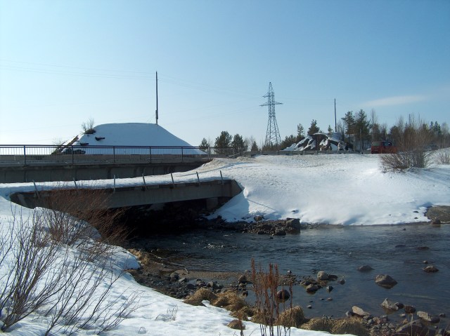 Sallan rata, Aluekehitys Ponttonisillat ovat historiaa Salla-Kantalahti-välillä. Saillan takana vanhaa Sallan radan ratapenkkaa.