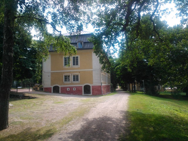 Teijon kartano on valmistunut vuonna 1770. Se on toiminut Teijon ruukin päärakennuksena. Kartanoa vanhempi päärakennus on kuvan kartanon takana. Raudanvalmistus malmista on lopetettu, mutta alueella jatkuu meallinjalostus. Masuunin yhteydessä toimii taidekeskus ja kahvila Masuuni.