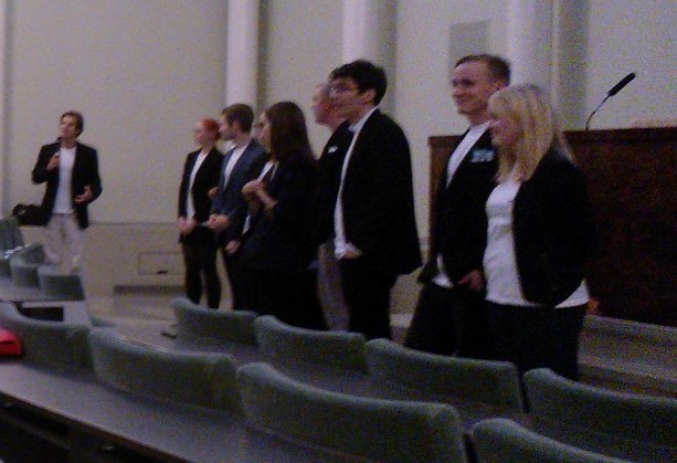 Järjestäjät esittäytyvät Tom Henrikssnonin johdolla.