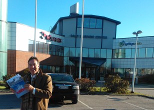 Timo P. Kiviaho Salon Business Salon edustalla lähdössä viemään Arktisen meriteknologian ennakointiraporttia pääministeri Jyrki Kataiselle. Arktista meriteknologiaa ja Koillisväylää tarvitaan myös joulupukin lahjojen kuljetusväylänä kasvavassa määrin Aasian ja Euroopan välillä.