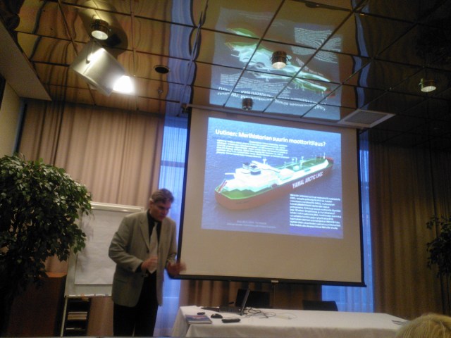 Yrjö Myllylä esittelieeihistorian suurinta moottoritilausta yleisölle. Tämä näkyy myös Pohjois-Suomessa. 1 mrd tilaus merisektoeille tuo 2,5 mrd Bkt:n kasvun.